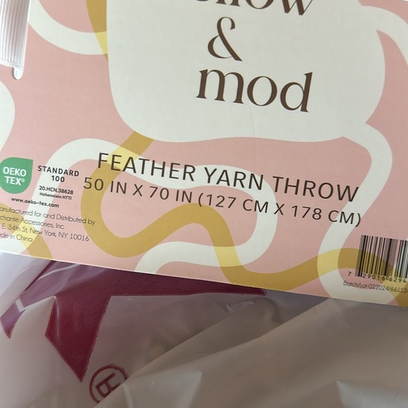 Dice Game Mellow & Mod Super Soft Knit Feather Yarn Throw White Pink 50x70 - Picture 3 of 4